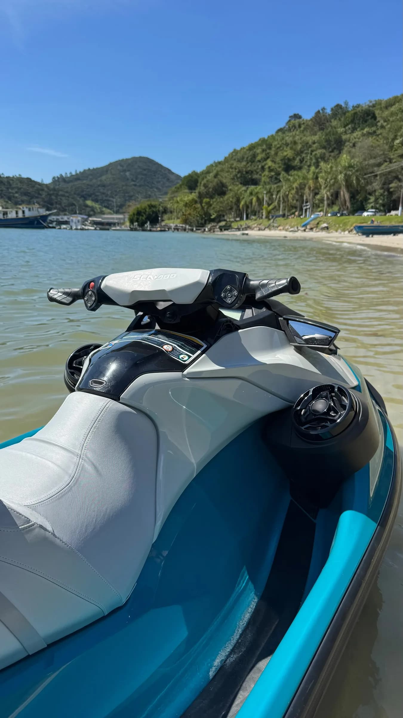 Guidão e painel do jet ski na visão do piloto